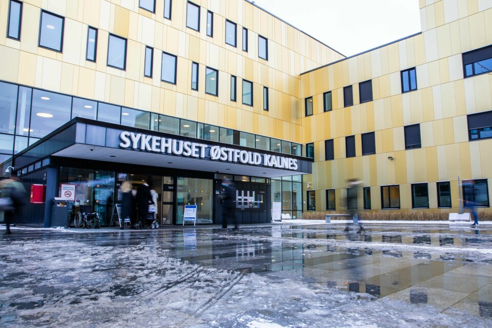 Den siste tiden har Sykehuset Østfold hatt langt flere pasienter enn sengeplasser, til tross for at de nylig har utvidet kapasiteten. Den siste tiden har Sykehuset Østfold hatt mange pasienter, langt mer enn vanlig. Samtidig sliter de med å skaffe nok personell.