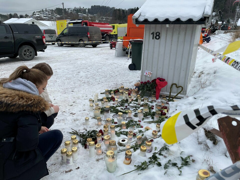 Ida Marie Johansen (18) og Emilie Johansen (22) minnes familievennene, som var aktive i lokalsamfunnet. En familie på fire omkom i boligbrann natt til 6. desember på Berger i Svelvik.