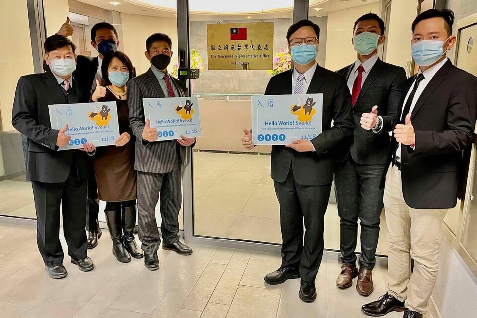 Taiwans nye representasjonskontor åpnet i Vilnius i Litauen i november. Kontorets leder Eric Huang er nummer tre fra høyre. Taiwans nye representasjonskontor åpnet i Vilnius i Litauen i november. Kontorets leder Eric Huang er nummer tre fra høyre.