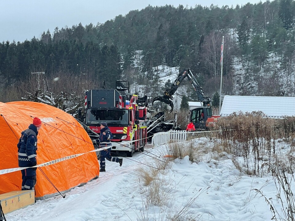 En gravemaskin fjerner masser for å gjøre søket etter omkomne og brannårsak lettere. En familie på fire omkom i boligbrann natt til 6. desember på Berger i Svelvik.