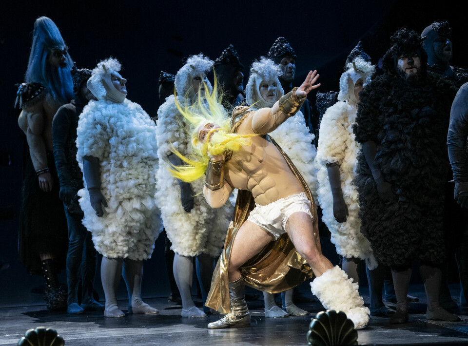Vidar Magnussen valgte stykket med flest guder til sin regidebut i Operaen. Sauer fikk han også plass til på scenen. Vidar Magnussen valgte stykket med flest guder til sin regidebut i Operaen. Sauer fikk han også plass til på scenen.