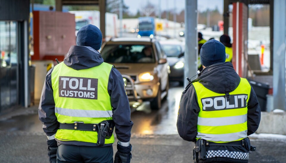 Mannen hevdet han kun hadde vært på handletur i Sverige, men Tollvesenet fant ut at bilen hadde kjørt ut av Norge 12 dager i forveien (illustrasjonsfoto). Svinesund 20211203. Politi og toll overvåker trafikken inn fra Sverige. Det var fredag formiddag køer ved grensestasjonen på Svinesund ettersom alle reisende må teste seg for koronavirus og omikronsmitte ved innreise.Foto: Ole Berg-Rusten / NTB