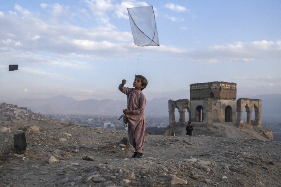 Dagliglivet går sin gang i Afghanistan, som for denne gutten som flyr en drage i Kabul. Men situasjonen i landet blir stadig vanskeligere, advarer flere. En gutt flyr en drage på en bakketopp i Kabul.