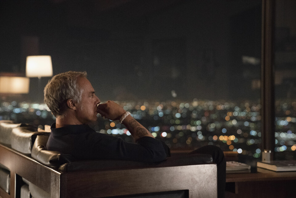 Harry Bosch finner roen hjemme i det eksklusive huset hans i Hollywood Hills et sted. Harry Bosch finner roen hjemme i det eksklusive huset hans i Hollywood Hills et sted.