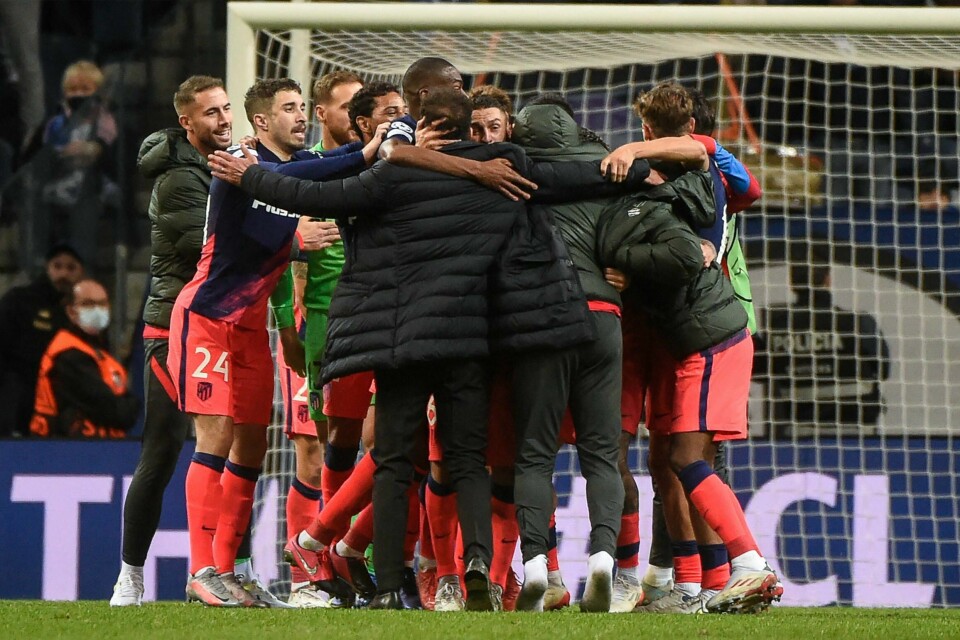 Atletico Madrids trener og støtteapparat feirer at de gikk videre i mesterligaen, etter to røde kort, kaos og avgjørelse like før slutt. Atletico Madrids trener og støtteapparat feirer at de gikk videre i mesterligaen, etter to røde kort, kaos og avgjørelse like før slutt.