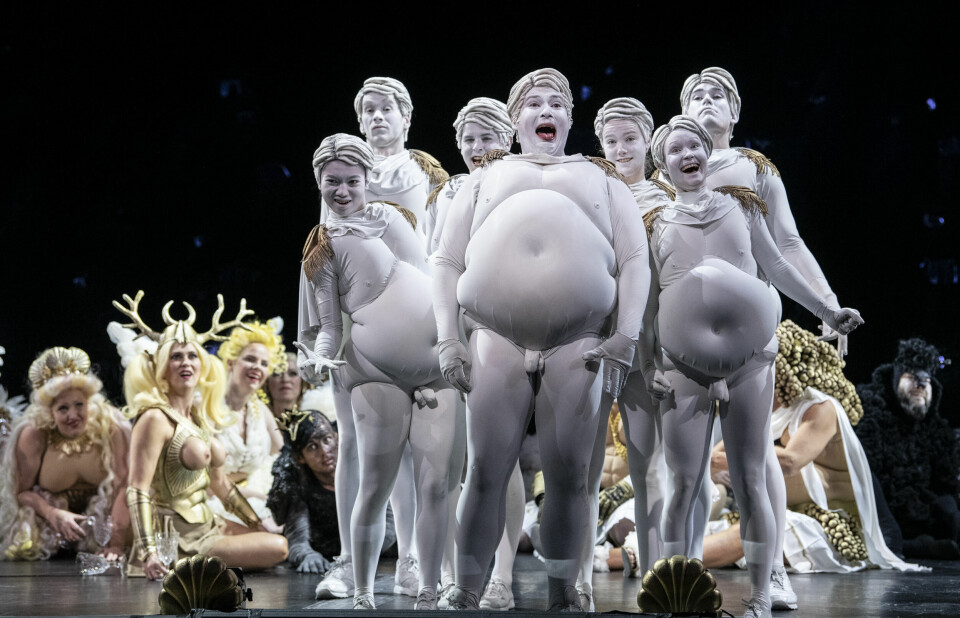 Folk er Folk er Folk – som et kommentarfelt flere timer inn i diskusjonen i Vidar Magnussens versjon av Offenbachs «Orfeus i underverdenen» på Operaen. Folk er Folk er Folk – som et kommentarfelt flere timer inn i diskusjonen i Vidar Magnussens versjon av Offenbachs «Orfeus i underverdenen» på Operaen.