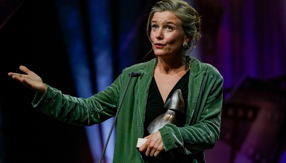 «Makta»-regissør Yngvild Sve Flikke er nominert til beste regi drama i Gullrutens fagprisutdeling, der NRK-serien høstet flest nominasjoner – i alt elleve. Yngvild Sve Flikke takket i sin tale produsent Yngve Sæther for godt samarbeid gjennom mange år. Her fra takketalen hun holdt på Amandaprisutdelingen i Haugesund i august.Foto: Jan Kåre Ness / NTB