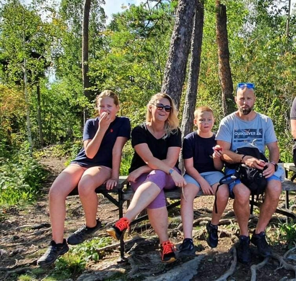 Det var f.v. Isabell Førde Høvik, Camilla Førde , Trym Førde Høvik og Helge Høvik som mistet livet i en boligbrann i Svelvik natt i til 6. desember. Familiefaren er nå siktet for trippeldrap. Det var Isabell Førde Høvik, Camilla Førde, Trym Førde Høvik og Helge Høvik som mistet livet i boligbrannen på Sand i Svelvik i Drammen kommune. Foto: Politiet / NTB
