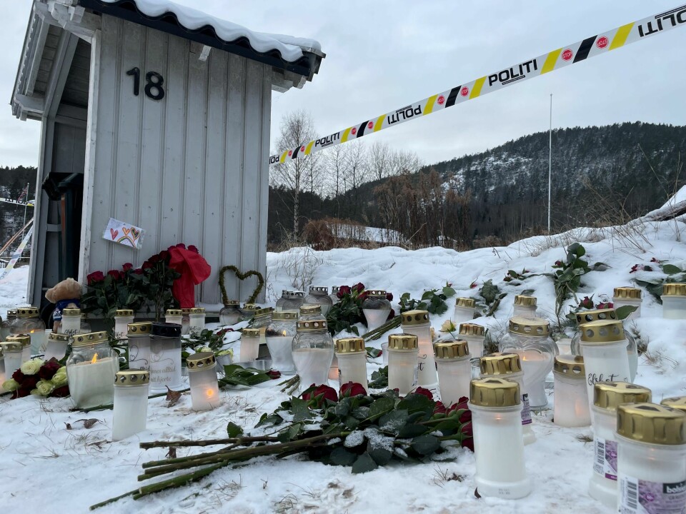 Mange har lagt ned blomster og tent lys ved branntomta. Venner av familien omtaler dem som sprudlende og noen som alltid stilte opp. En familie på fire omkom i boligbrann natt til 6. desember på Berger i Svelvik.