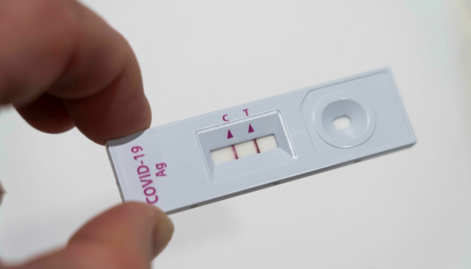 En positiv covid-19 antigen hurtigtest. To streker markerer at korona er påvist. Foto: Smittetrenden i Norge er stigende. Det siste døgnet ble det registrert 2.006 koronasmittede, 472 flere enn samme dag i forrige uke. Her ses en positiv hurtigtest. Foto: Erik Johansen / NTB
