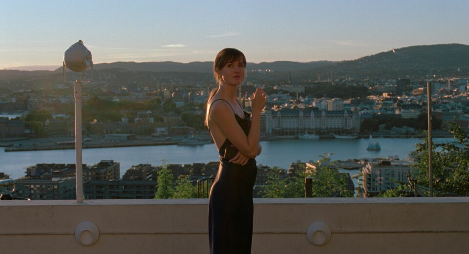 Renate Reinsve fra den Oscar-nominerte filmen «Verdens verste menneske» er i selskap med Hollywood-størrelser som Jake Gyllenhaal i «Presumed Innocent», serien som blant annet Anne Sewitsky skal regissere for Apple TV+. Fra filmen «Verdens verste menneske», med Renate Reinsve i hovedrollen.