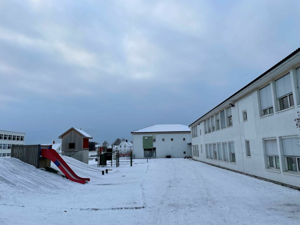 Tømmerås skole får hjelp av familieteamet, bedriftshelsetjenesten og kirken for å følge opp elever og ansatte i den vanskelige tiden. På Tømmerås skole, der de to savnede barna var elever, får hjelp av helsepersonell i kommunen for å ivareta elevene.