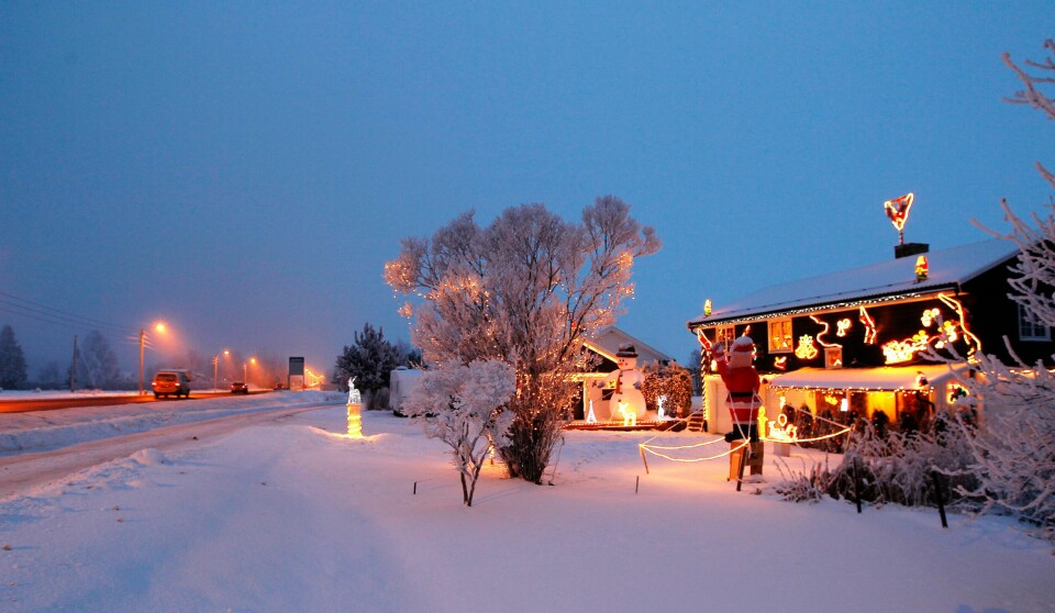 Å pynte til jul i adventstiden blir stadig vanligere. Kjører man E18 mellom Oslo og Spydeberg i desember, kan man ikke unngå å legge merke til julehuset til Tore Olav Karlsen og Bjørg Andersen. Huset står hvert år ferdig pyntet til første søndag i advent, til glede for de tusener som passerer 60 sonen i desembermørket. Kjører man E18 mellom Oslo og rallybygda Spydeberg i desember, kan man ikke unngå å legge merke til det fantastiske julehuset til Tore Olav Karlsen og Bjørg Andersen. Huset står hvert år ferdig pyntet til første søndag i advent til glede for de tusener som passerer 60 sonen i desembermørket. Hus dekorert med lyskjeder og andre lysende dekorasjoner i hagen.Foto: Cornelius Poppe / NTB