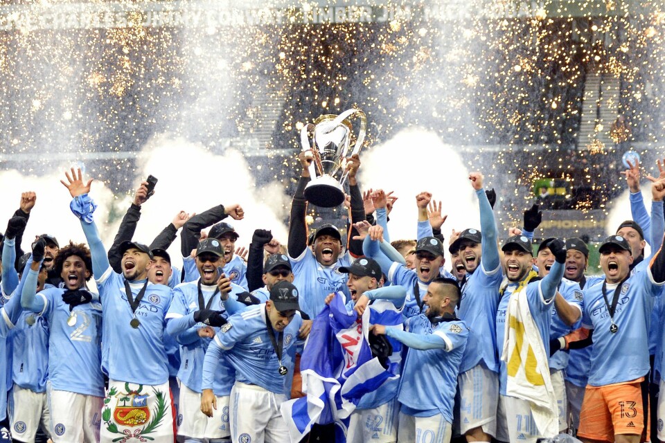 New York City FC jubler etter å ha sikret seg sitt første trofé i klubbens heller korte historie, da Ronny Deila ledet laget til seier i MLS-cupen lørdag. New York City FC jubler etter å ha sikret seg sitt første trofé i klubbens heller korte historie, da Ronny Deila ledet laget til seier i MLS-cupen lørdag.