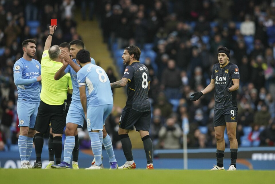 Raúl Jiménez etterlot lagkameratene med en svært vanskelig oppgave da han ble utvist mot Manchester City. Raúl Jiménez etterlot lagkameratene med en svært vanskelig oppgave da han ble utvist mot Manchester City. Foto: Dave Thompson / AP / NTB