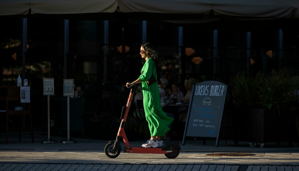 Konkurransetilsynet mener flere sparkesykler bør tillates i Oslo Heile 14 aktørar har søkt om løyve til å drive utleige av elsparkesyklar i hovudstaden. Foto: Jil Yngland / NTB