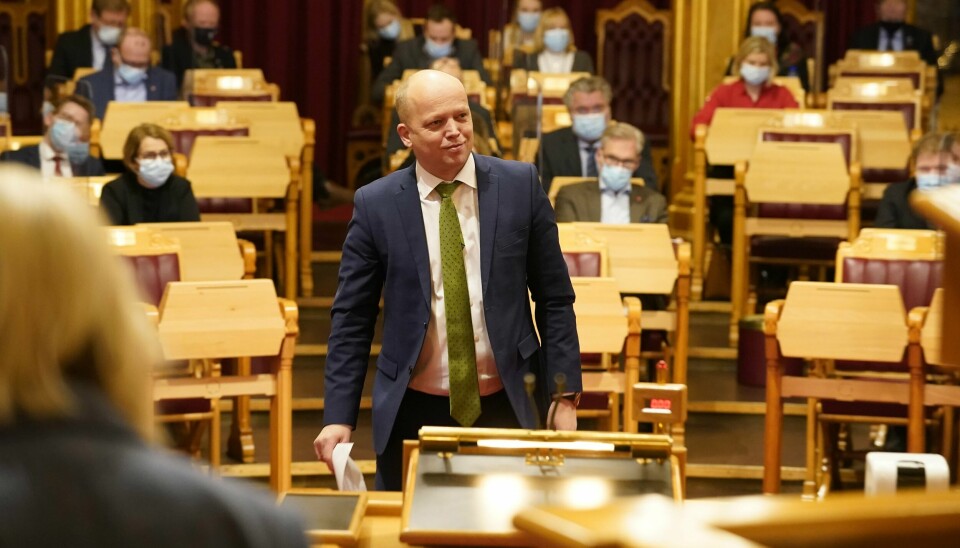 Finansminister Trygve Slagsvold Vedum på vei til talerstolen i Stortinget for å redegjøre om sine uttalelser om lønnsstøtteordningen. Finansminister Trygve Slagsvold Vedum (Sp) holdt mandag en redegjørelse for Stortinget om dialogen med EØS-tilsynet Esa om den nye lønnsstøtteordningen. Foto: Terje Bendiksby / NTB