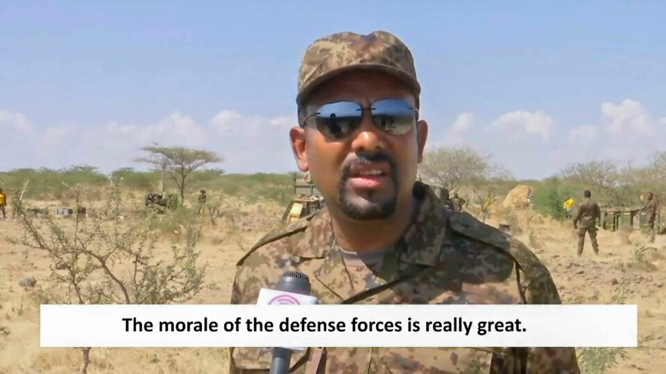 Etiopias statsminister Abiy Ahmed har ifølge en talsmann gitt regjeringsstyrkene ordre om ikke å rykke inn i Tigray-regionen. Regjeringen i Etiopia kunngjorde mandag at den har erobret to strategisk viktige byer fra opprørerne TPLF. Bildet er fra en video med statsminister Abiy Ahmed på et ukjent sted, filmet på ukjent dato. Ahmed sa i slutten av november at han ville lede regjeringsstyrkene fra fronten.Foto: AP / NTB