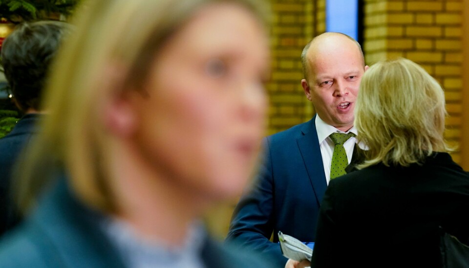 Trygve Slagsvold Vedum i dramaets første akt, i Stortinget fredag kveld. Sylvi Listhaug i rollen som spøkelset fra framtiden i forgrunnen. Trygve Slagsvold Vedum i dramaets første akt, i Stortinget fredag kveld. Sylvi Listhaug i rollen som spøkelset fra framtiden i forgrunnen.