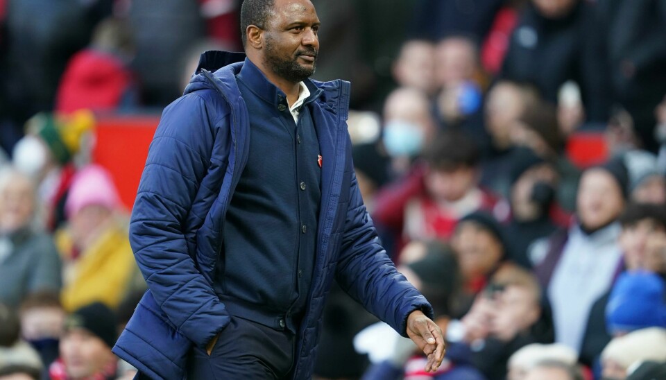 Patrick Vieira har avgitt en positiv koronatest og leder ikke Crystal Palace borte mot Tottenham. Premier League sa nei til å utsette Boxing Day-kampen. Patrick Vieira forventer pipekonsert mot Tottenham søndag. Foto: Jon Super / AP / NTB