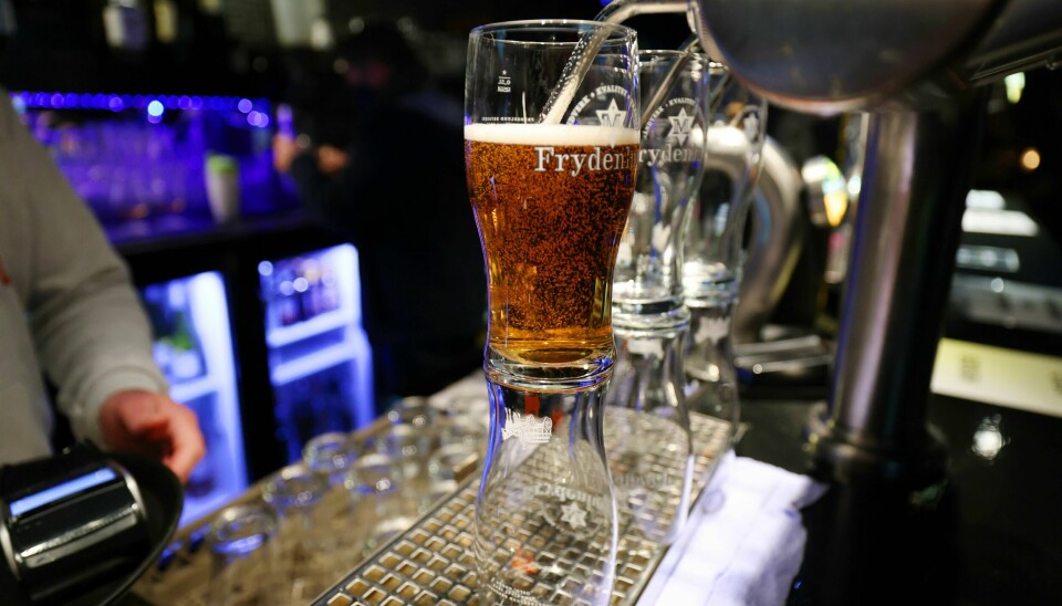 Mange benytter 1. juledag til å ta seg en fest. Det mener Geir Thomas Risåsen er en av våre nyeste juletradisjoner. Servitørar og bartenderar er yrkesgruppene med flest koronasmitta. Foto: Ørn E. Borgen / NTB / NPK