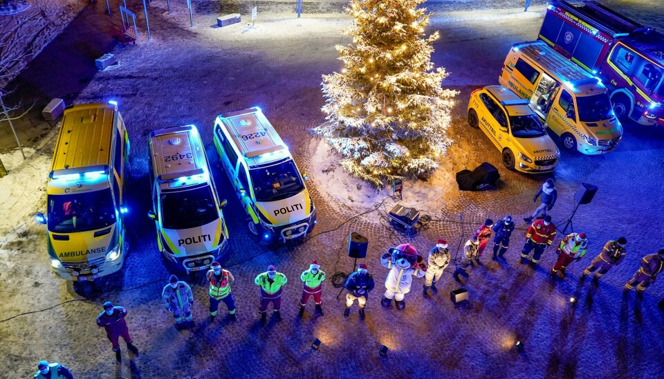 Nødetatene i Oslo, med brannbamsen Bjørnis i spissen, besøkte torsdag kveld Rikshospitalet for å glede barn som må tilbringe jula på sykehus. Nødetatene i Oslo, med brannbamsen Bjørnis i spissen, besøkte torsdag kveld Rikshospitalet for å glede barn som må tilbringe jula på sykehus. Foto: Torstein Bøe / NTB