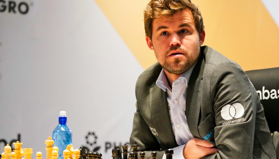Magnus Carlsen mistet VM-tittelen i hurtigsjakk. Magnus Carlsen er tittelforsvarer i VM i både hurtig- og lynsjakk. Foto: Jon Gambrell / AP / NTB