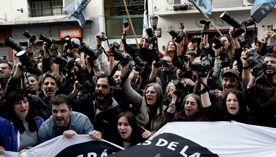 Fotojournalister i Buenos Aires demonstrerte i juni med krav om ytringsfrihet og i protest mot planene om å stenge det statlige nyhetsbyrået Telam. Fotojournalister i Buenos Aires demonstrerte i juni med krav om ytringsfrihet og i protest mot planene om å stenge det statlige nyhetsbyrået Telam. Foto: Rodrigo Abd / AP / NTB