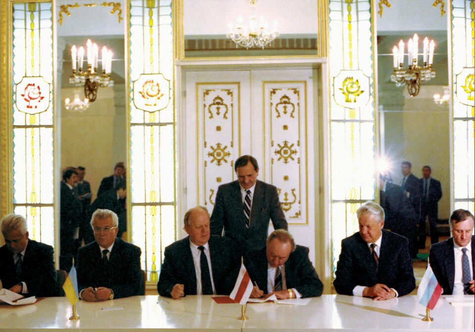 Russlands president Boris Jeltsin (nr. 2 fra høyre), Ukrainas president Leonid Kravtsjuk (nr. 2 fra venstre) og Hviterusslands president Stanislaw Sjusjkevitsj (no. 3 fra venstre) og de tre landenes statsministrer undertegner avtalen som avvikler Sovjetunionen og oppretter Samveldet av uavhengige stater (SUS) 8. desember 1991. Russlands president Boris Jeltsin (nr. 2 fra høyre), Ukrainas president Leonid Kravtsjuk (nr. 2 fra venstre) og Hviterusslands president Stanislaw Sjusjkevitsj (no. 3 fra venstre) og de tre landenes statsministrer undertegner avtalen som avvikler Sovjetunionen og oppretter Samveldet av uavhengige stater (SUS) 8. desember 1991. Foto: Jurij Ivanov, arkiv AP / NTB