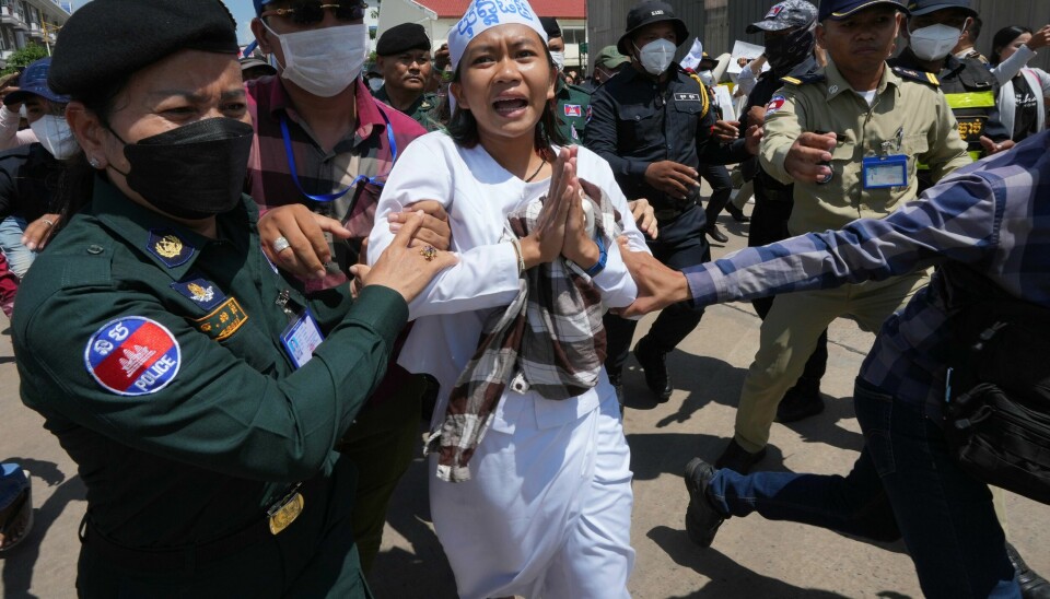Miljøaktivister demonstrerte tirsdag utenfor rettslokalet i Phnom Penh der ti medlemmer av miljøorganisasjonen Mother Nature fikk lange fengselsstraffer. Miljøaktivister demonstrerte tirsdag utenfor rettslokalet i Phnom Penh der ti medlemmer av miljøorganisasjonen Mother Nature fikk lange fengselsstraffer. Foto: AP / NTB