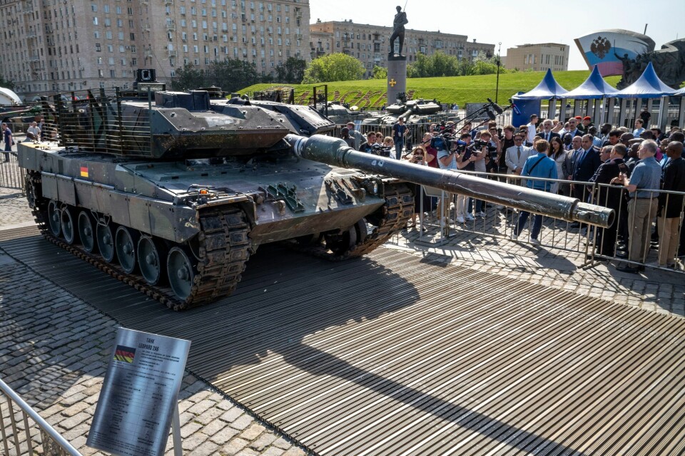 En tyskprodusert stridsvogn av typen Leopard 2A6 tank vises fram på en utstilling i Moskva i mai. Den ble truffet og tatt av russiske styrker i Ukraina. En tyskprodusert stridsvogn av typen Leopard 2A6 tank vises fram på en utstilling i Moskva i mai. Den ble truffet og tatt av russiske styrker i Ukraina. Foto: Aleksander Zemlianitsjenko / AP / NTB