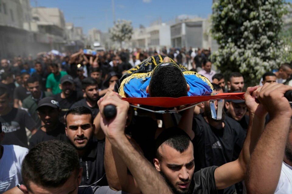 Sørgende bærer en av de drepte palestinerne til graven i flyktningleiren Nur Shams i nærheten av Tulkarem på den okkuperte Vestbredden onsdag. Sørgende bærer en av de drepte palestinerne til graven i flyktningleiren Nur Shams i nærheten av Tulkarem på den okkuperte Vestbredden onsdag. Foto: Nasser Nasser / AP / NTB