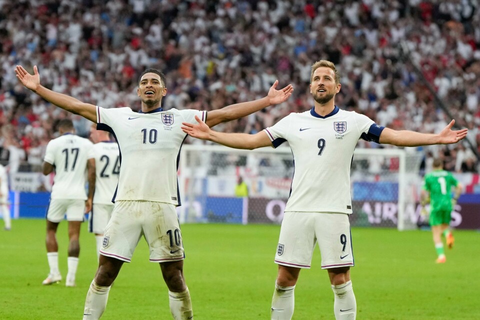 Jude Bellingham jubler sammen med Harry Kane etter utligningsmålet på ovrtid mot Slovakia. Jude Bellingham jubler sammen med Harry Kane etter utligningsmålet på ovrtid mot Slovakia. Foto: Matthias Schrader, AP / NTB