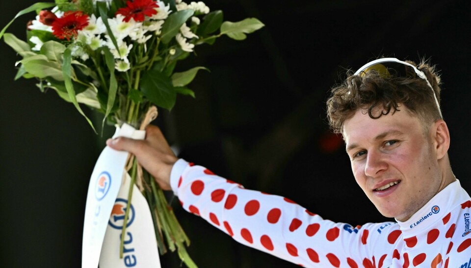 Jonas Abrahamsen jubler på podiet med klatretrøya etter søndagens 2. plass i Tour-etappen. Jonas Abrahamsen jubler på podiet med klatretrøya etter søndagens 2. plass i Tour-etappen.