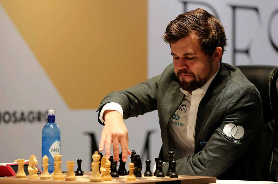 Magnus Carlsen klarte ikke å sikre sin fjerde strake tittel i lynsjakk. Magnus Carlsen spiller om sin fjerde strake VM-tittel i lynsjakk. Foto: Kamran Jebreili / AP / NTB