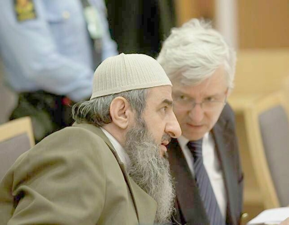 Mulla Krekar, her sammen med forsvarer Arvid Sjødin, ble i går framstilt for varetektsfengsling i Oslo tingrett. FOTO: MORTEN HOLM/NTB SCANPIX