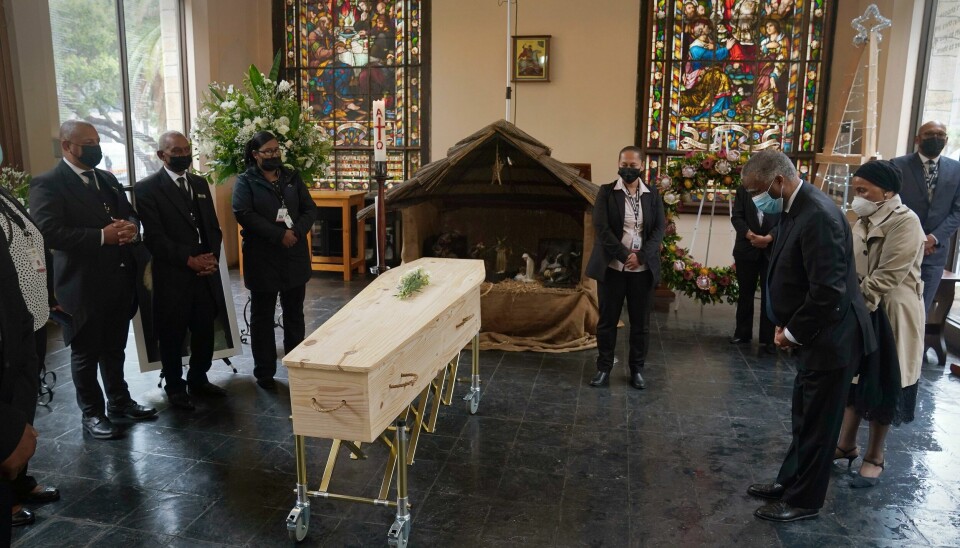 Sør-Afrikas tidligere president Thabo Mbeki (foran til høyre) er blant dem som lørdag tar farvel med Desmond Tutu i St. Georg-katedralen i Cape Town. Sør-Afrikas tidligere president Thabo Mbeki (foran til høyre) er blant dem som lørdag tar farvel med Desmond Tutu i St. Georg-katedralen i Cape Town. Foto: Nic Bothma / Pool / AP / NTB