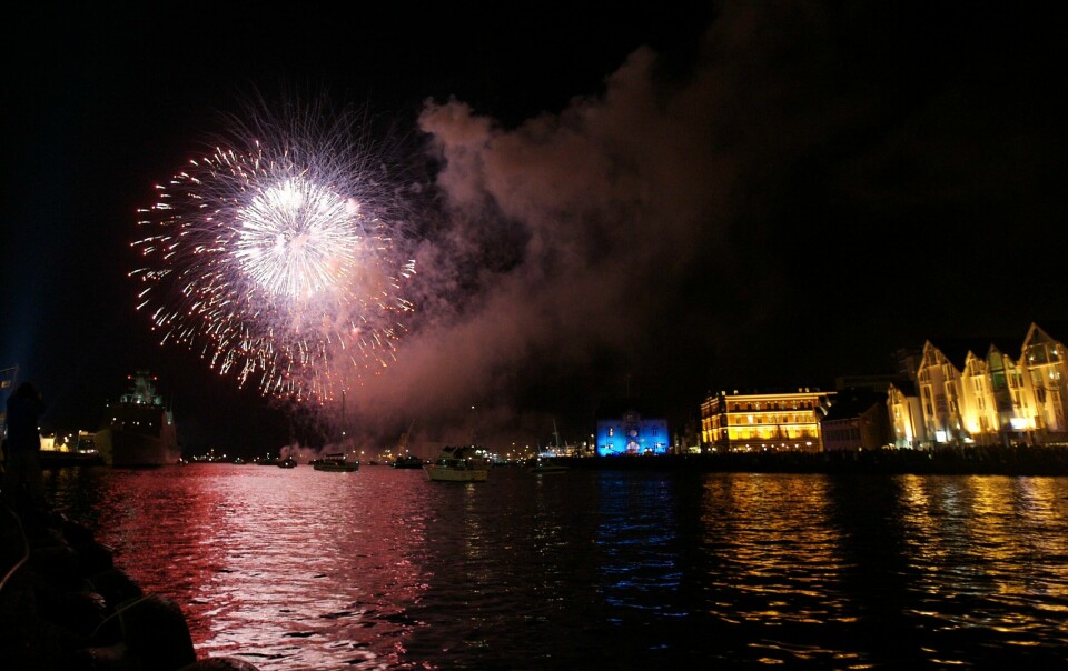 Også i år blir det fellesfyrverkeri i Vågen i Stavanger sentrum. Her er fyrverkeriet i Vågen som markerte starten på Stavanger2008, kulturhovedstadsåret. I år blir det fellesfyrverkeri i Vågen i Stavanger sentrum. Totalt skal det skytes opp 900 kilo fyrverkeri til 550.000 kroner på sju ulike steder i Stavanger. Her er fyrverkeriet i Vågen som markerte starten på Stavanger2008, kulturhovedstadsåret.
