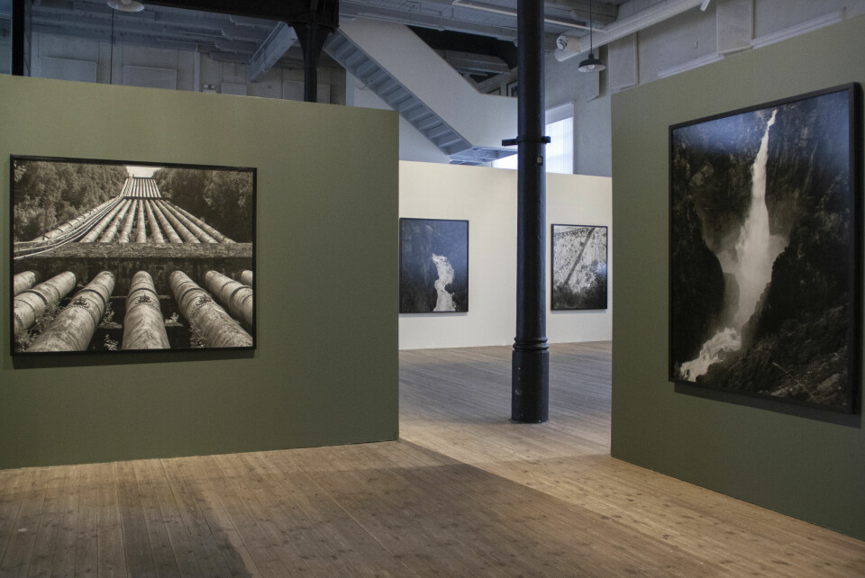 Dag Alvengs utstilling på Telemark Kunstmuseum tok for seg både natur og kultur. Dag Alvengs utstilling tar for seg både natur og kultur. Bildet av Rjukanfossen (til høyre) fanger et sjeldent øyeblikk i et fossegjel som vanligvis er tørrlagt.