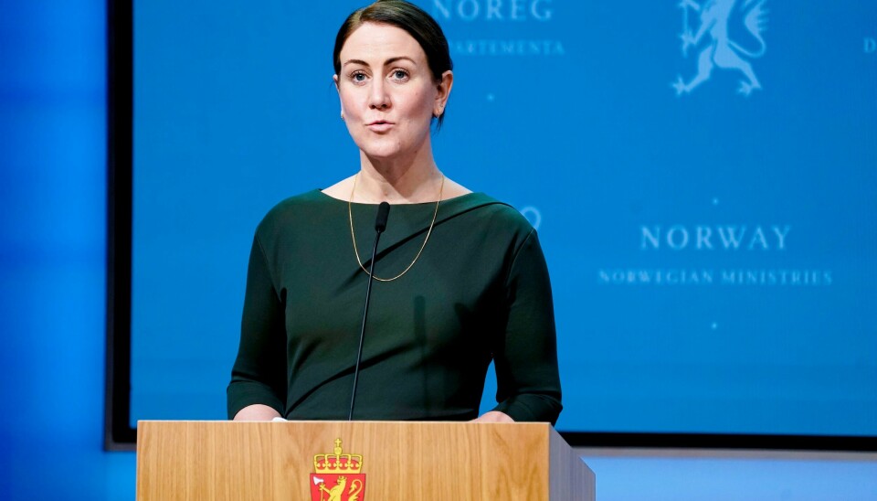 Kunnskapsminister Tonje Brenna (Ap) under en tidligere pressekonferanse om koronasituasjonen. Kunnskapsminister Tonje Brenna (Ap) ber alle tilsette i barnehagar og skular om å vaksinere seg og å ta den tredje dosen. Foto: Heiko Junge / NTB / NPK