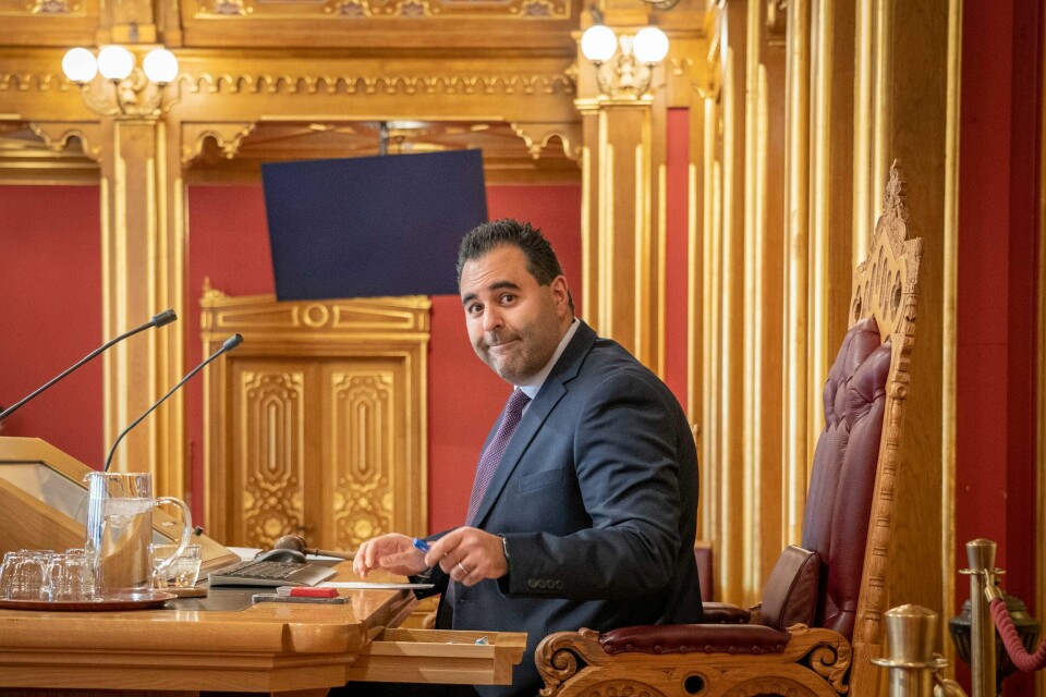 Stortingspresident Masud Gharahkhani på sin vante plass på Stortinget. Stortingspresident Masud Gharahkhani (Ap) ønsker at det eksterne utvalget som skal granske pendlerboligordningen, også går gjennom alle andre velferdsgoder som stortingsrepresentantene kan nyte godt av. Foto: Heiko Junge / NTB