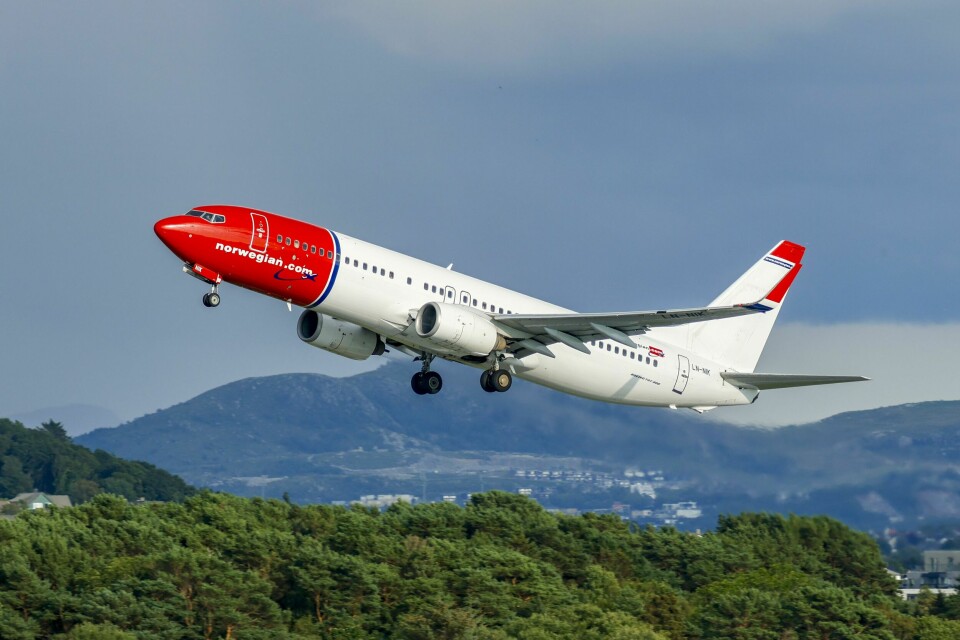En Boeing 737–800 fra Norwegian tar av fra Stavanger lufthavn Sola, en av flyplassene der ledelsen i selskapet skal ha foreslått å legge ned basen. Det gikk godt for Norwegian i andre kvartal, som tjente over 500 millioner kroner. Foto: Paul Kleiven / NTB