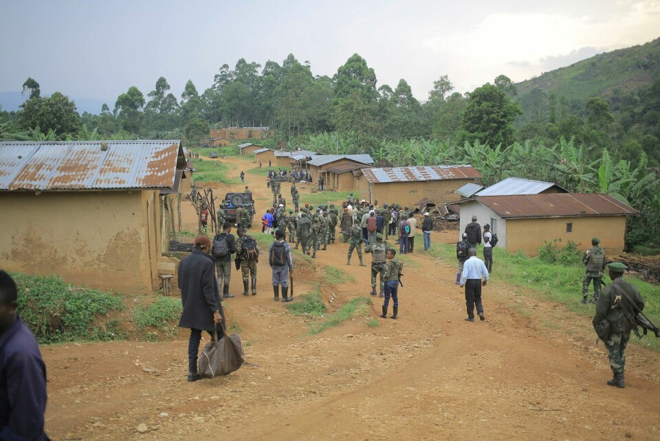 Kongolesiske soldater samler seg i landsbyen Mukondi i Nord-Kivu-provinsen. 25 soldater ble onsdag dømt for å ha «flyktet fra fienden» mens de kjempet mot opprørsgruppa M23 i regionen. Kongolesiske soldater samler seg i landsbyen Mukondi i Nord-Kivu-provinsen. 25 soldater ble onsdag dømt for å ha «flyktet fra fienden» mens de kjempet mot opprørsgruppa M23 i regionen. Foto: Socrate Mumbere / AP / NTB