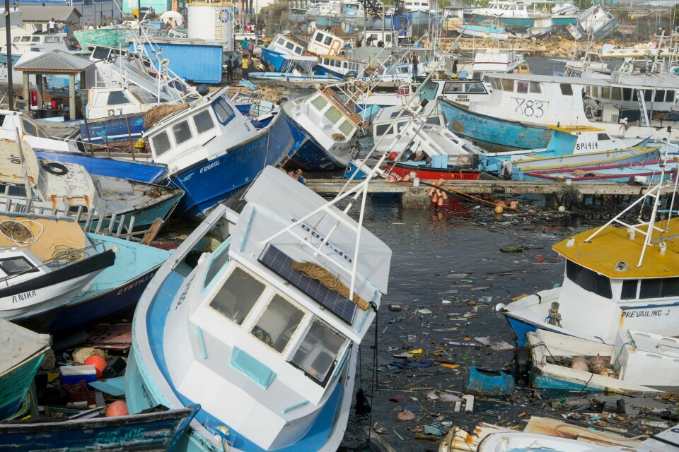 Fiskebåtene ble kastet rundt av orkanen Beryl i Barbados' hovedstad Bridgetown. Orkanen er tirsdag blitt oppjustert til en kategori 5-orkan. Fiskebåtene ble kastet rundt av orkanen Beryl i Barbados' hovedstad Bridgetown. Orkanen er tirsdag blitt oppjustert til en kategori 5-orkan. Foto: Ricardo Mazalan / AP / NTB