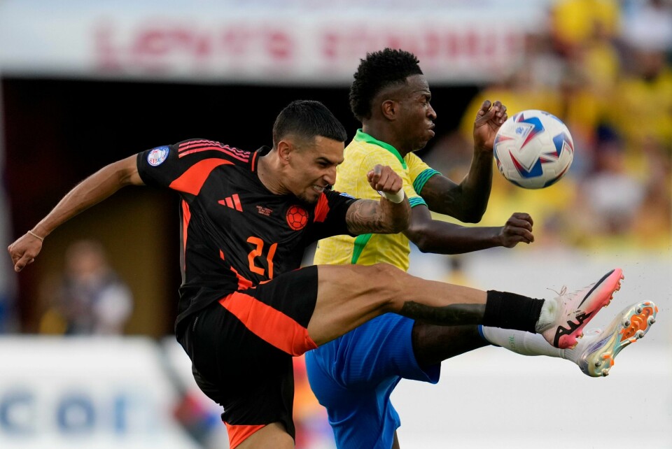 Colombias Daniel Munoz i kamp mot Brasils Vinicius Junior under 1-1-kampen i gruppe D i det søramerikanske mesterskapet tirsdag. Begge lagene er dermed kvalifisert for kvartfinaler, med Colombia som gruppevinnere. Foto: Godofredo A. Vásquez / AP / NTB. Colombias Daniel Munoz i kamp mot Brasils Vinicius Junior under 1-1-kampen i gruppe D i det søramerikanske mesterskapet tirsdag. Begge lagene er dermed kvalifisert for kvartfinaler, med Colombia som gruppevinnere. Foto: Godofredo A. Vásquez / AP / NTB.
