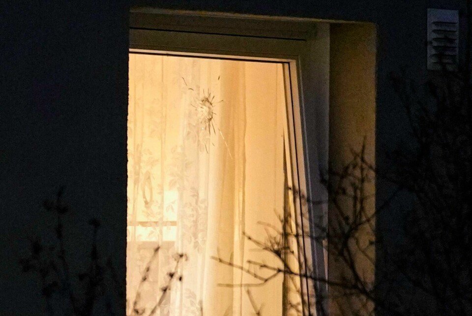 Et kulehull kan tydelig sees i vinduet i en leilighet i Oslo som ble beskutt onsdag kveld. Ingen ble skadet i episoden, og politiet har ennå ikke pågrepet noen. Et kulehull kan tydelig sees i vinduet i en leilighet i Oslo som ble beskutt onsdag kveld. Ingen ble skadet i episoden, og politiet har ennå ikke pågrepet noen. Foto: Javad Parsa / NTB