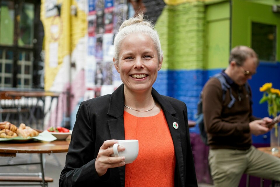 SV-leder Kirsti Bergstø smilte godt da SV holdt sommerpressekonferanse i juni og blant annet bød på bakverk, som man kan se i bakgrunnen. Bildet viser SV-leder Kirsti Bergstø. Foto: Amanda Pedersen Giske / NTB