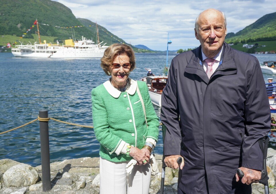 Kong Harald og dronning Sonja. Sola tittet fram da dronning Sonja og kong Harald takket for seg Ølen i Vindafjord kommune i Rogaland i forbindelse med fylkesbesøkene til Agder og Rogaland 26.–30. mai. Foto: Lise Åserud / NTB