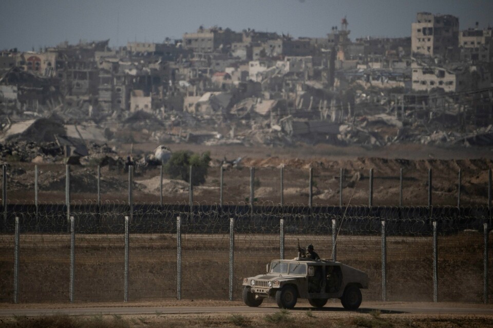 Israelske soldater patruljerer langs grensegjerdet til Gazastripen. Israelske soldater ved grensen mellom Israel og Gazastripen fotografert mandag denne uken. Foto: Leo Correa / AP / NTB