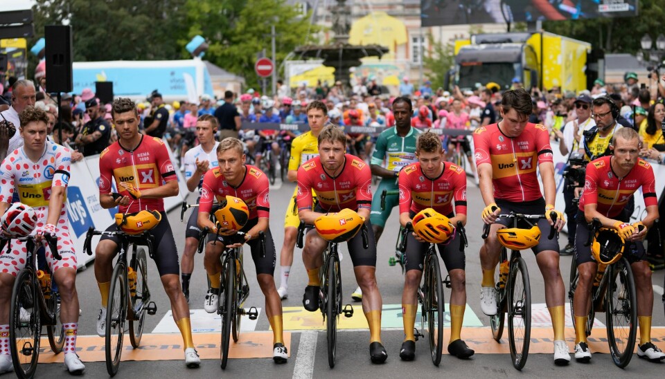 Det norske laget markerte det tragiske dødsfallet med ett minutts stillhet foran søndagens etappe i Tour de France. Det norske laget markerte det tragiske dødsfallet med ett minutts stillhet foran søndagens etappe i Tour de France.